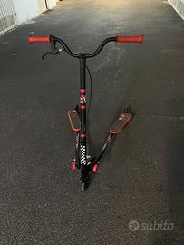 monopattino piedi fissi