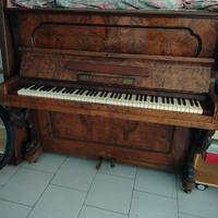 pianoforte a muro