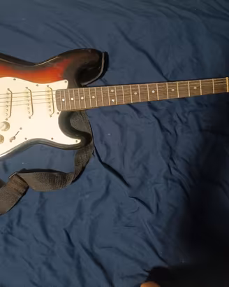 chitarra elettrica con amplificatori e cavi jack 