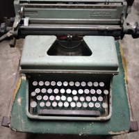 Macchina da scrivere antica