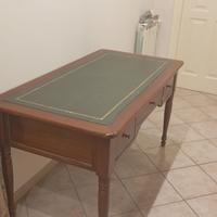 Scrivania con sedia abbinata