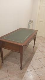 Scrivania con sedia abbinata