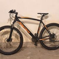 MTB con ammortizzatore regolabile e freni a disco