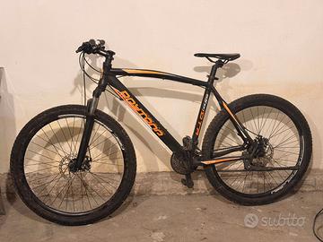 MTB con ammortizzatore regolabile e freni a disco