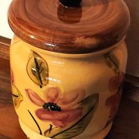 VASO CON COPERCHIO E DECORI FLOREALI.