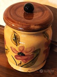 VASO CON COPERCHIO E DECORI FLOREALI.