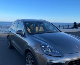 Porsche Cayenne 3.0 Diesel tetto panoramico taglia