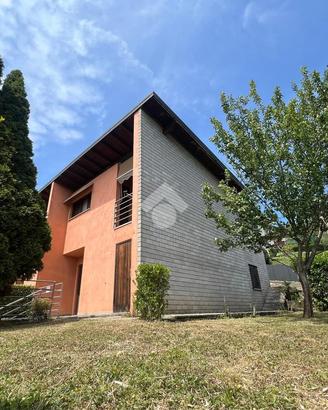 VILLA A SCHIERA D'ANGOLO A ALBINO