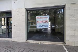 LOCALE COMMERCIALE FRONTE STRADA