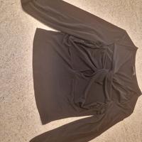 Maglia nera con cut out