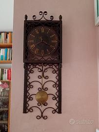 Orologio a pendolo in ferro battuto uso decorativo