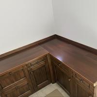 Mobile da angolo in legno scuro