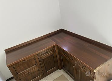 Mobile da angolo in legno scuro