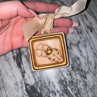 Formella portafortuna della Thun