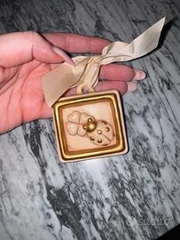 Formella portafortuna della Thun