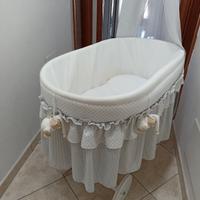 Culla in vimini con ruote e velo