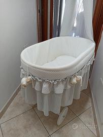 Culla in vimini con ruote e velo