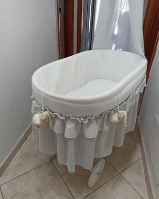 Culla in vimini con ruote e velo