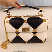 Borsa Valentino Roman Stud bianca e nera