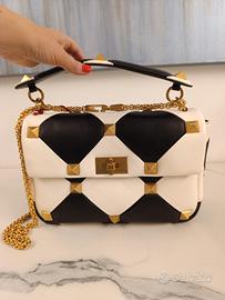 Borsa Valentino Roman Stud bianca e nera