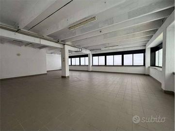 Immobile di 1704 m² con più di 5 locali a Reggio E