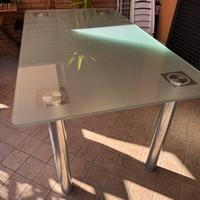 Tavolo in vetro per salone o ufficio moderno