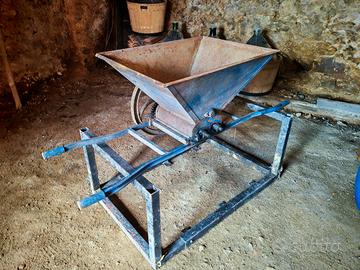 Pigiatrice manuale per uva 