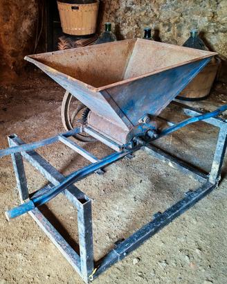 Pigiatrice manuale per uva 