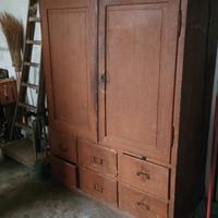 Armadio in legno molto vecchio