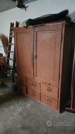 Armadio in legno molto vecchio