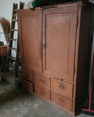 Armadio in legno molto vecchio