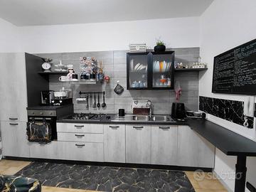 cucina più  tavola con sedie