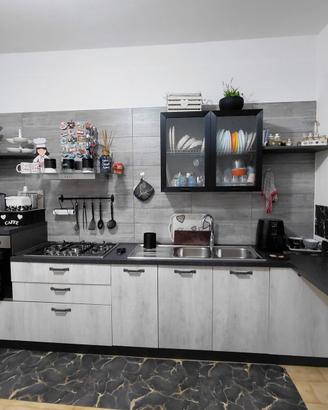 cucina più  tavola con sedie