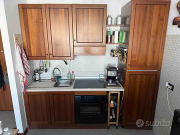 Cucina  completa in legno con elettrodomestici