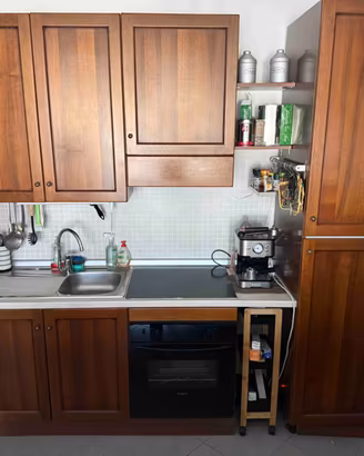 Cucina  completa in legno con elettrodomestici