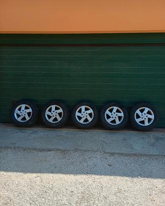 cerchi con gomme originali dacia duster