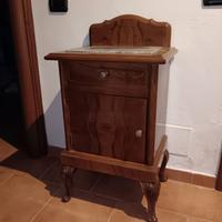 Comodino in stile Umbertino