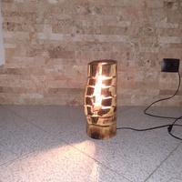 Lampada in legno per scrivania fatta a mano