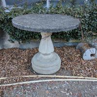 Tavolo e sedute da giardino