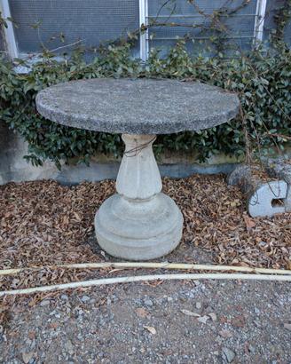 Tavolo e sedute da giardino