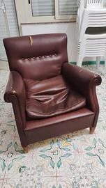 2 poltrone rivestite in finta pelle marrone 