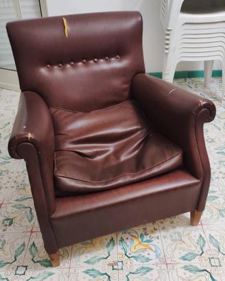 2 poltrone rivestite in finta pelle marrone 