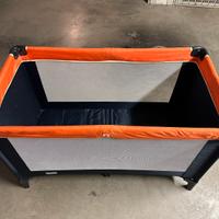 Lettino da campeggio con suo materassino