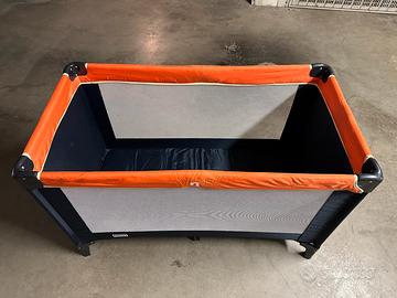 Lettino da campeggio con suo materassino