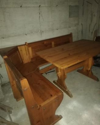 Tavolo con panche 