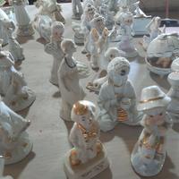 Statuetta in ceramica bianche e oro