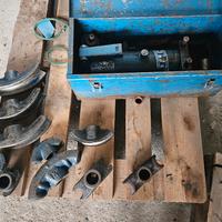 Piegatubi idraulica con chiavi matrici