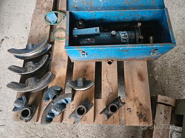 Piegatubi idraulica con chiavi matrici