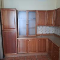 Cucina con elettrodomestici