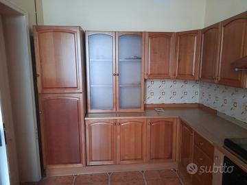 Cucina con elettrodomestici